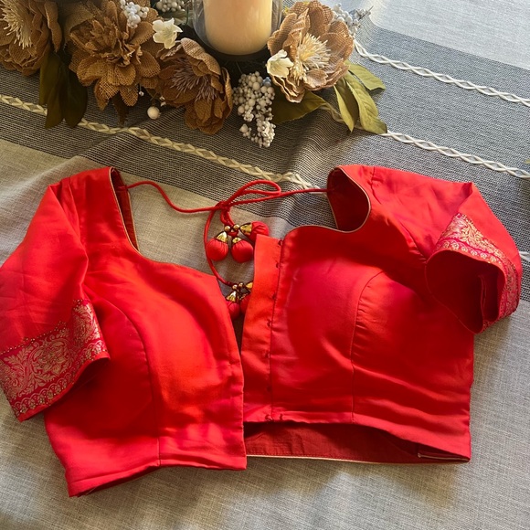 Beautiful red Banarasi saree with blouse - Picture 3 of 4